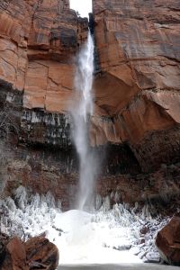 V Upper Emerald Pool se tvořila neskutečná námraza.